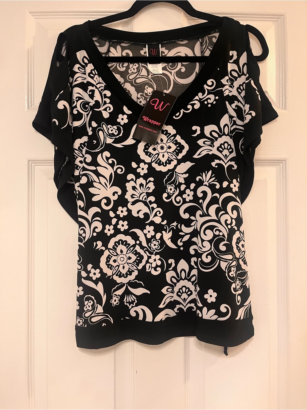 Wrapper Black & White Floral V-Neck Flutter Sleeve Top M